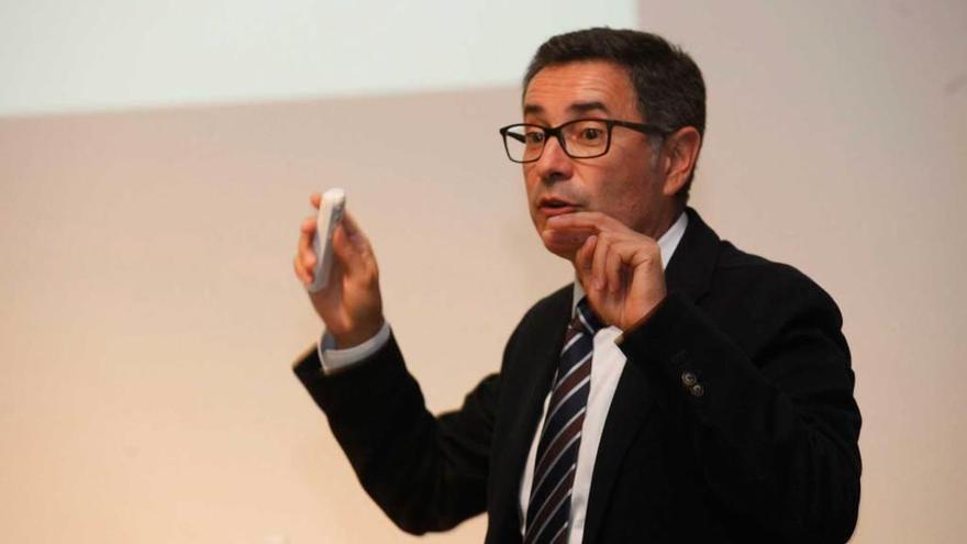 Josep Ivars, ayer, durante su exposición en Laboral Ciudad de la Cultura.