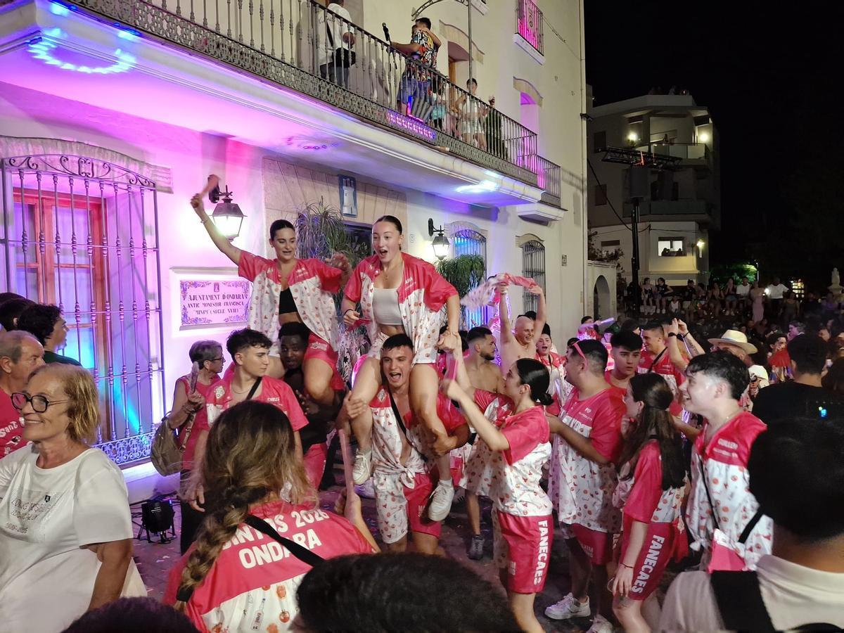 Las imágenes del espectacular inicio de las fiestas populares de Sant Jaume de Ondara Las imágenes del espectacular inicio de las fiestas populares de Sant Jaume de Ondara
