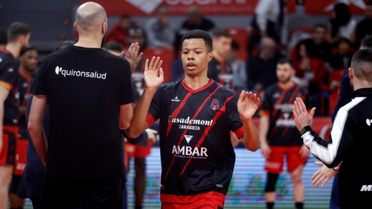 Bell-Haynes choca la mano con Juan Carlos Palacio durante una presentación del Casademont previa a un partido de Liga.