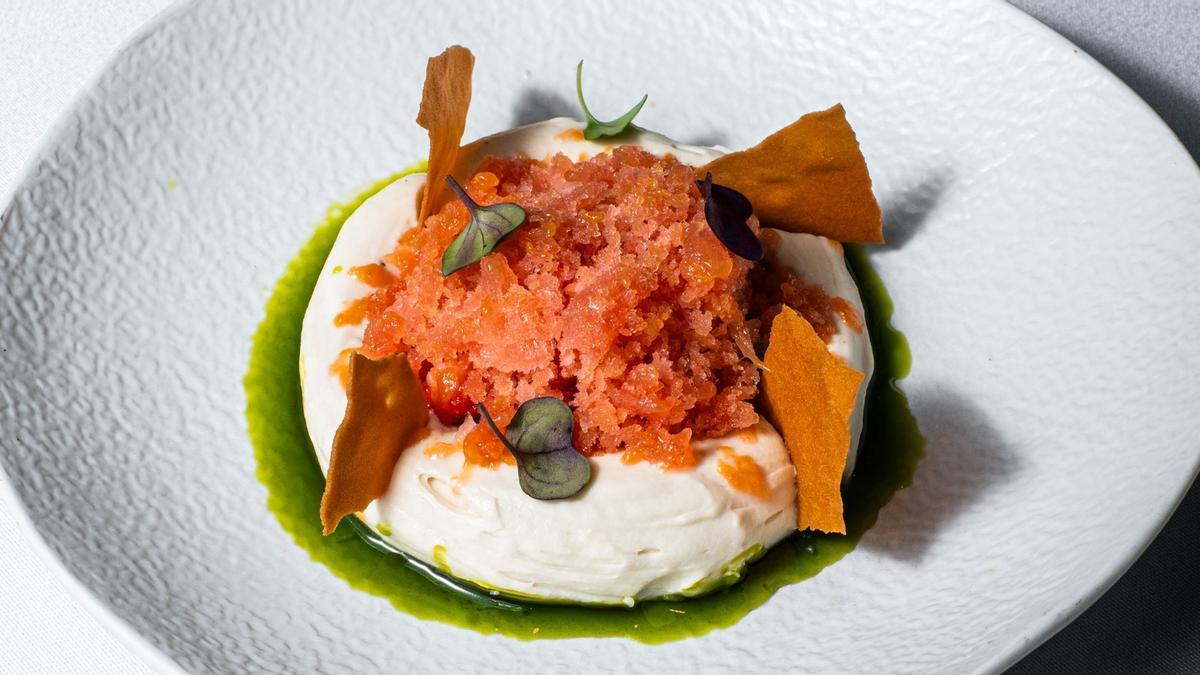 'Ganache' de haba 'tonka' con fresas del Maresme y granizado de naranja sanguina del Menú Solar del restaurante Neo Bistro.