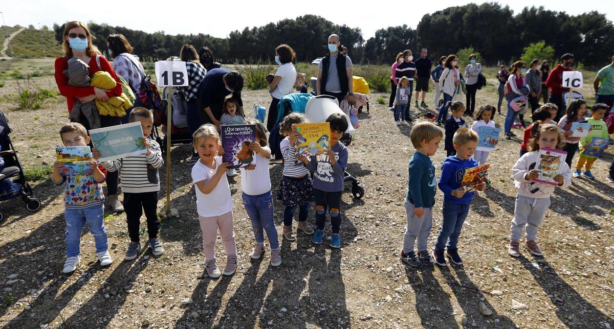 Protesta de las familias del colegio María Zambrano, en 2021, en la zona donde se construyó el colegio.