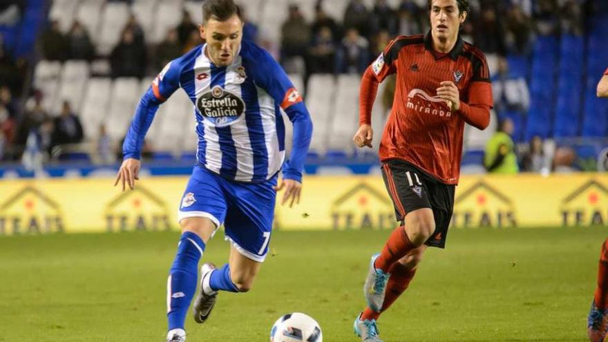 Lucas Pérez perseguido por Provencio en el partido del martes en Riazor entre Deportivo y Mirandés.