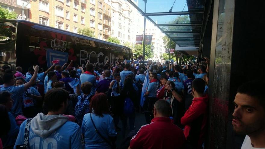 Una marea celeste desembarca en Bilbao