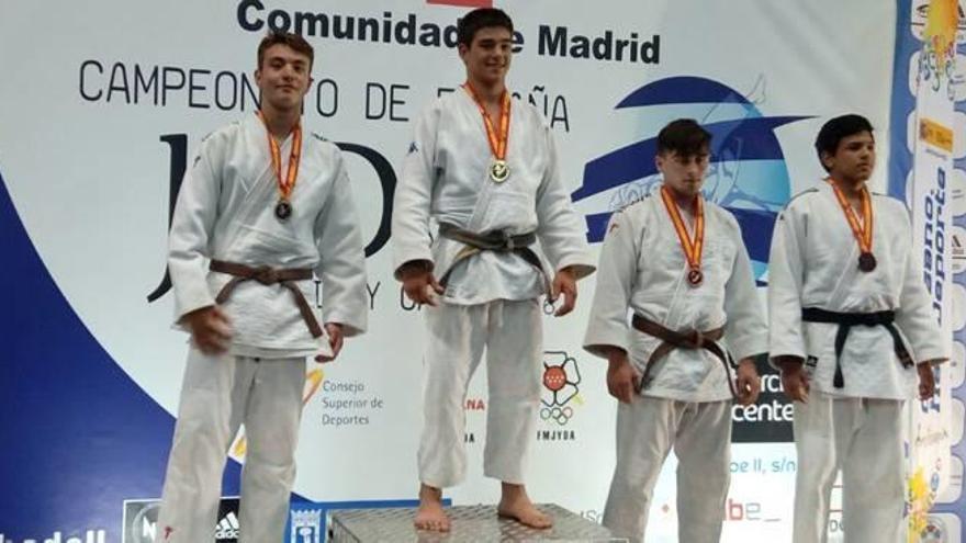 Giorgi Khachidze, en el podio del Nacional cadete.