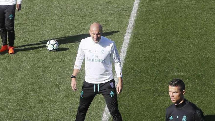 Zidane, durante el entrenamiento de ayer. // Efe