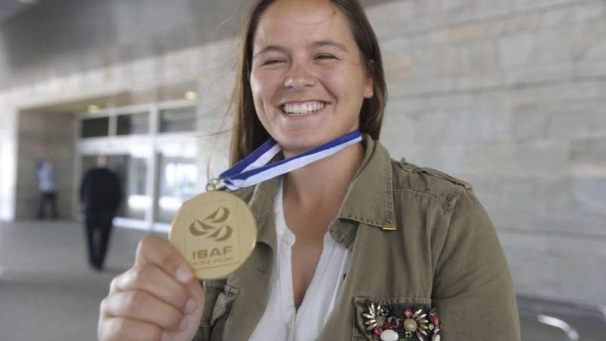 Sofía Toro posa con la medalla lograda en los Juegos Olímpicos de Londres tras llegar de la capital británica en 2012.