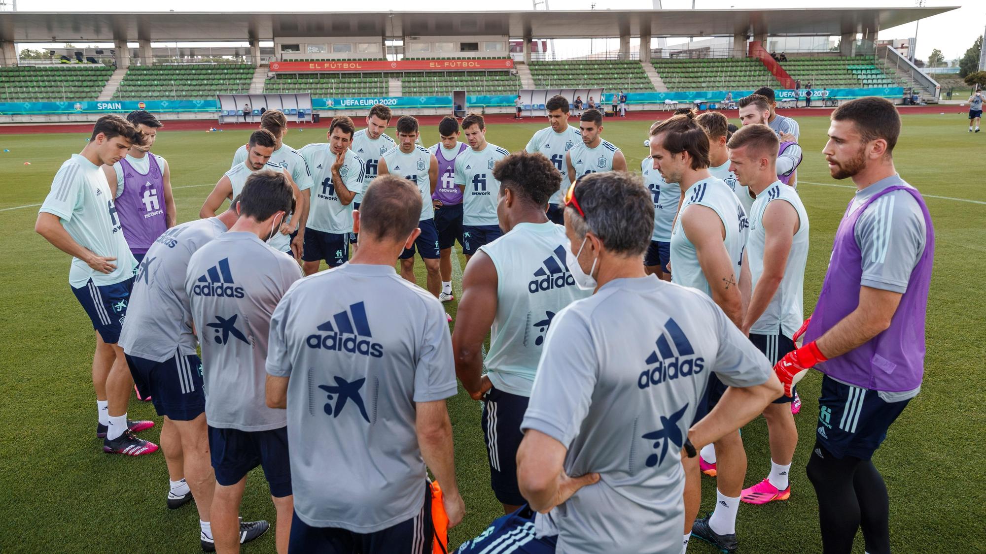 Los jugadores de la selección, con Luis Enrique en primer término, en Las Rozas.