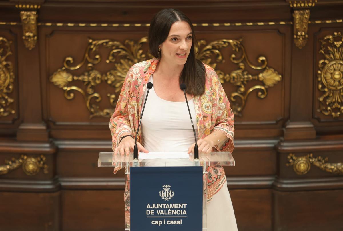 La socialista Nuria Llopis en el pleno del Ayuntamiento de València
