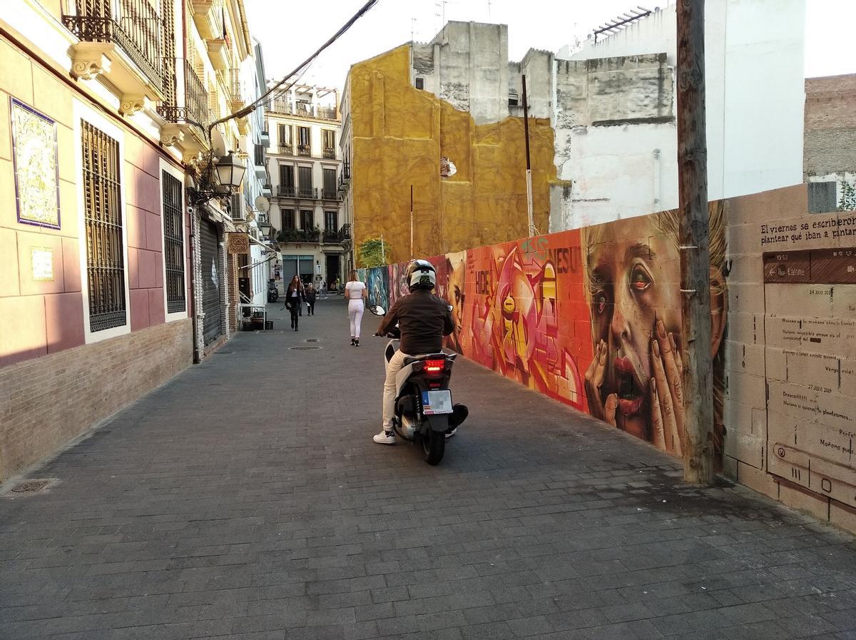 Una moto cruza la calle, una estampa habitual.