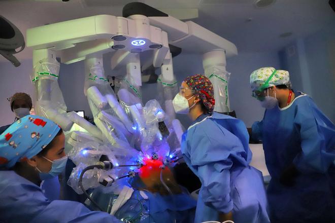 El Reina Sofía, hospital de referencia en cirugía robótica en España