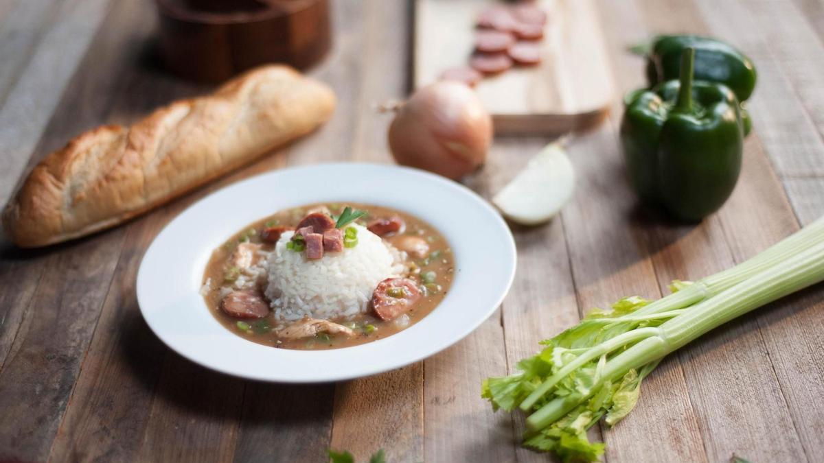 Descubre los sabores únicos de Louisiana a través de las tradiciones culinarias cajún y criolla.