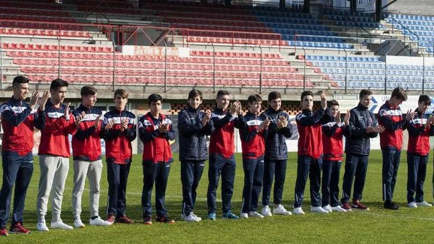 Los cadetes de la UD Ourense, homenajeados por su ascenso.