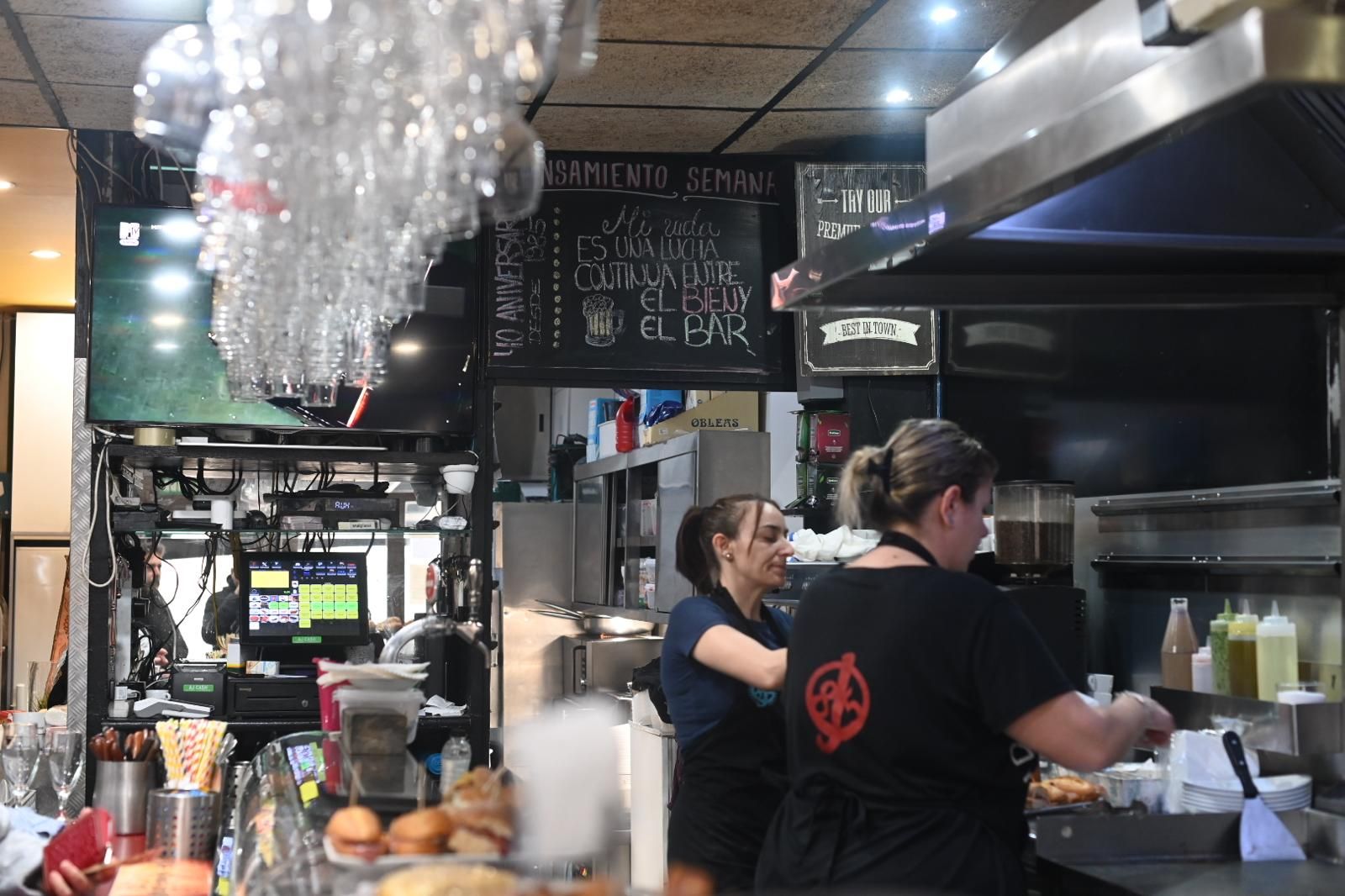 EN IMÁGENES | J-85, el bar de La Romareda donde resisten los bocadillos y hamburguesas de toda la vida