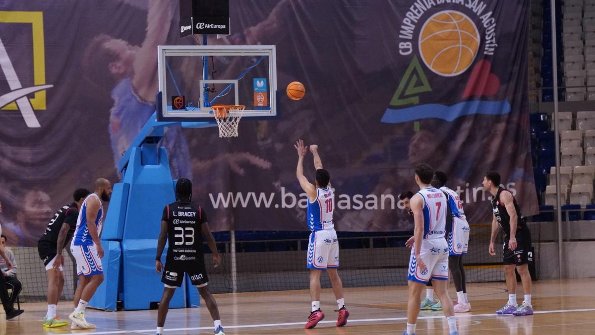 Eddy Polanco realiza un tiro libre durante el partido frente a Fibwi Palma.
