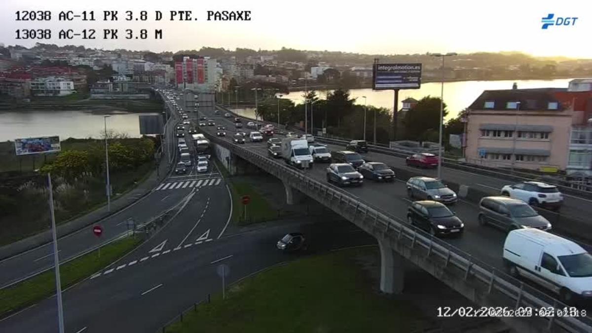 Tráfico muy intenso en la entrada a A Coruña desde el puente de A Pasaxe en una jornada con un corte de tráfico en un tramo de la tercera ronda.