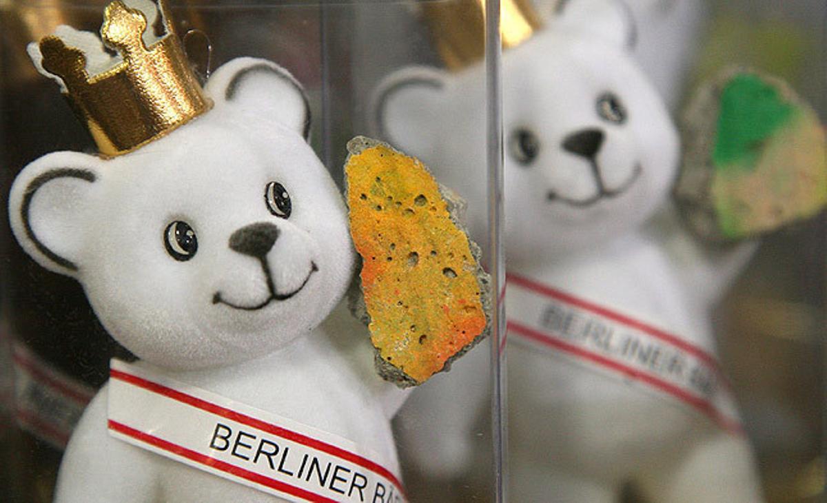 Aquest ós de peluix amb un tros de mur de Berlín és un dels molts records que es venen a la ciutat alemanya quan s’acosta el 50è aniversari de la construcció del mur.