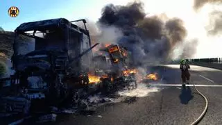 Corte total de la A-3 por el incendio de un camión a la altura del viaducto de Buñol
