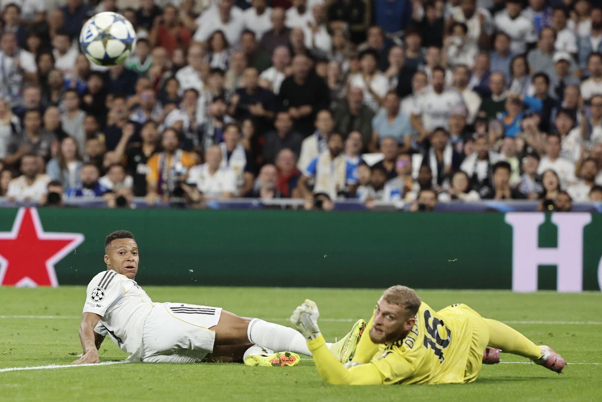 Kylian Mbappé frente a Michele Di Gregorio durante el Madrid-Juventus de la Champions.