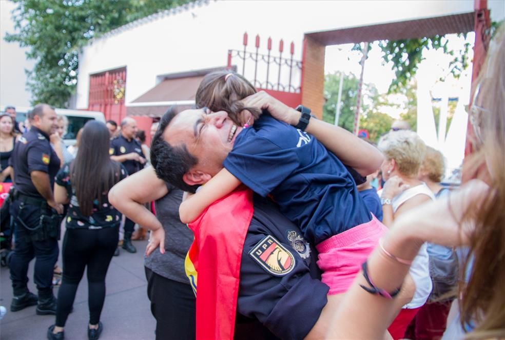 Recibimiento en Badajoz de los policías nacionales desplazados en Cataluña