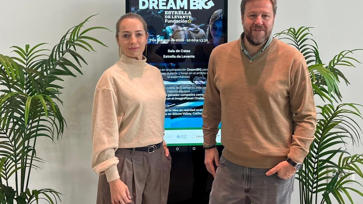 Cristina Clavel, coordinadora de proyectos Medioambientales Fundación Estrella de Levante, y Yayo Delgado, responsable Comunicación