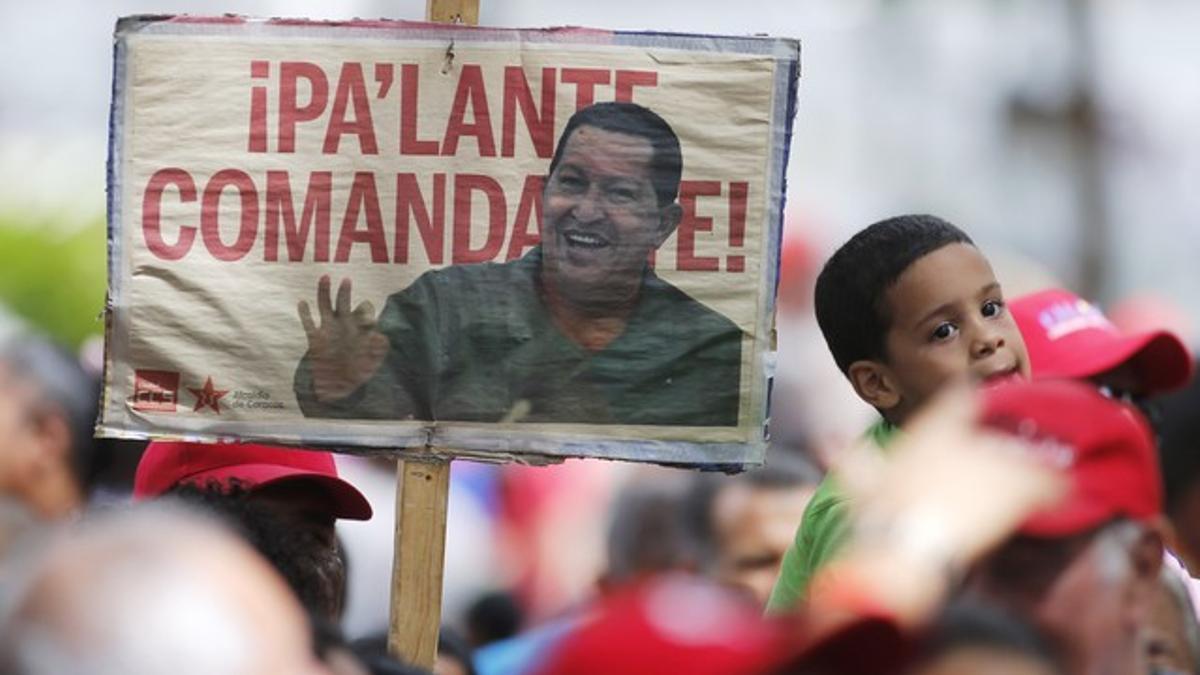 Pancarta de apoyo a Hugo Chávez, durante una marcha solidaria con el presidente venezolano, el domingo en Caracas.