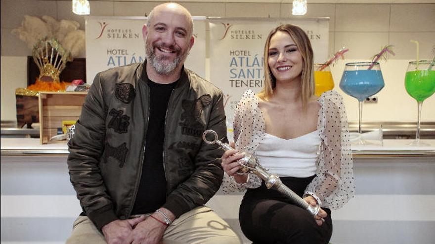 La Reina del Carnaval de Santa Cruz de Tenerife, Sara Cruz, y su diseñador, Sedomir Rodríguez de la Sierra.