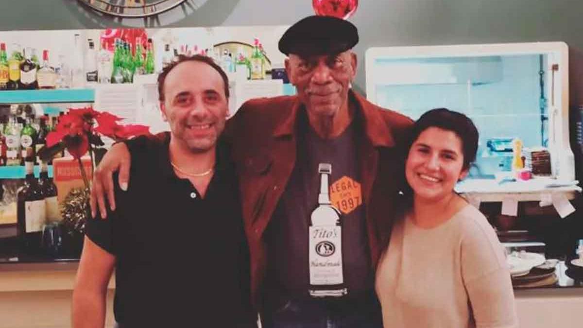 Morgan Freeman mit den Besitzern des italienischen Restaurants Sandro in Palma.