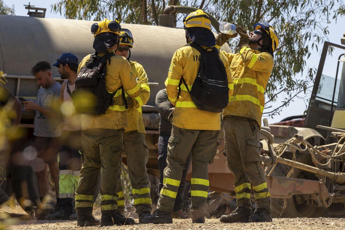 Bomberos trabajan en las labores de extinción del incendio. Bomberos trabajan en las labores de extinción del incendio.