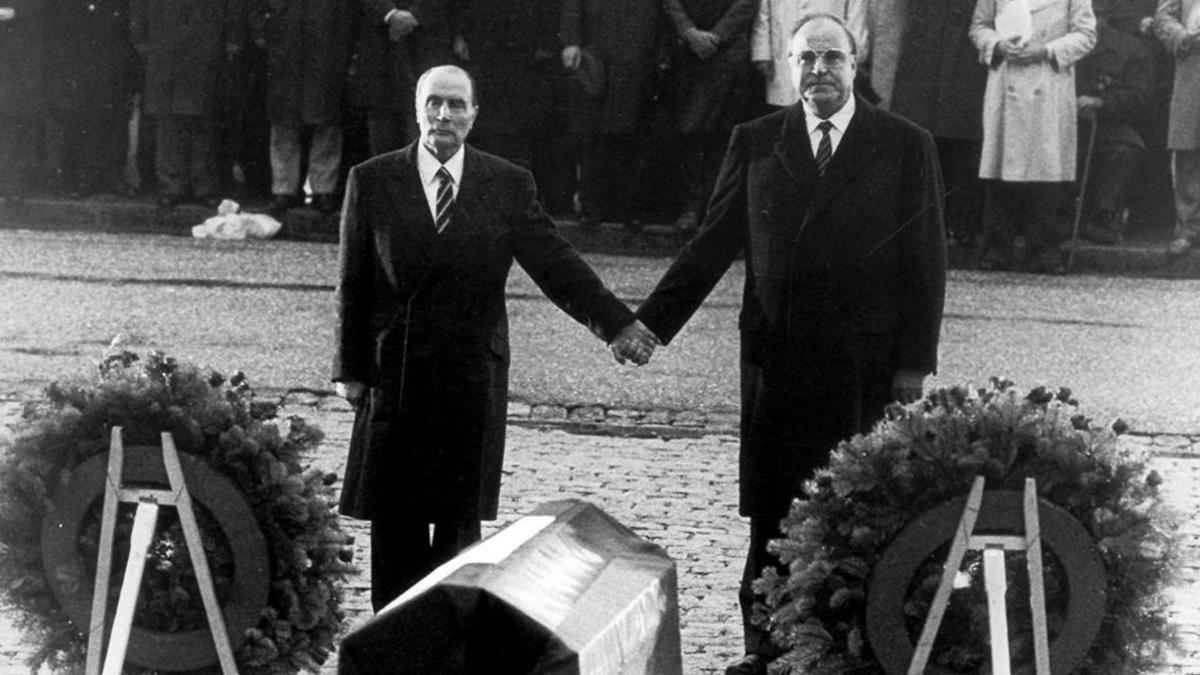 Kohl, con Miterrand, en una visita a los campos de batalla de Verdún, el 22 de septiembre de 1984.