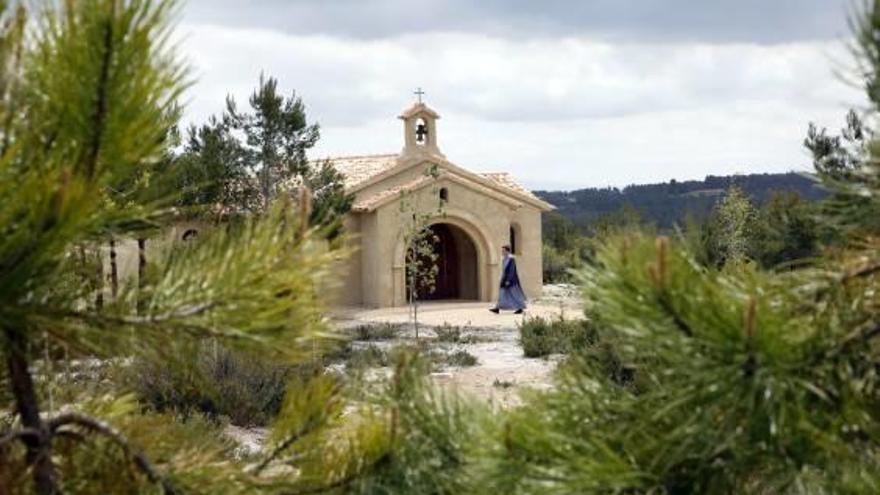 Imagen de uno de los hermanitos, junto al templo construido cerca de Navalón.