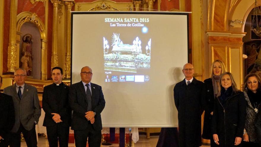 Foto de familia en la sacra presentación en Las Torres.