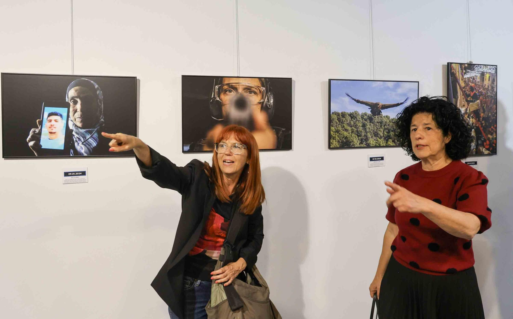 lleno total en la inauguración de INFotoperiodistas 2024,. un año de fotografía de prensa en Alicante