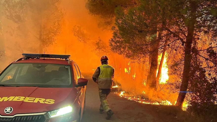 Carreteras cortadas hoy viernes por el incendio de la Vall d'Uixó: consulta el listado de las vías cerradas al tráfico