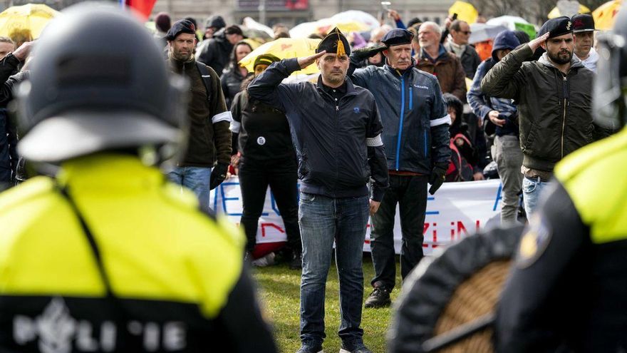 La Policía emplea cañones de agua en las protestas contra las restricciones en Ámsterdam