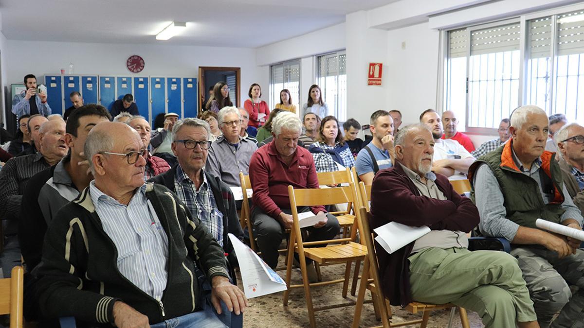 Asistentes a la presentación del proyecto en la cooperativa de la Pobla del Duc.