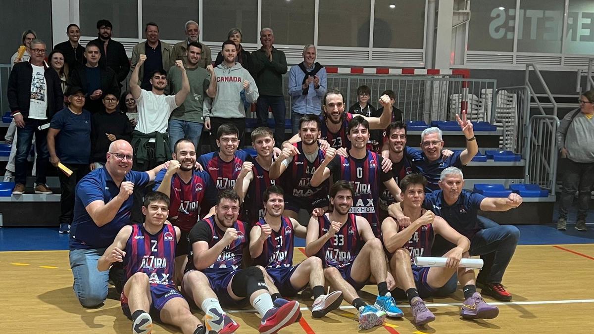 Los jugadores del NB Alzira han celebrado tres triunfos en una semana.