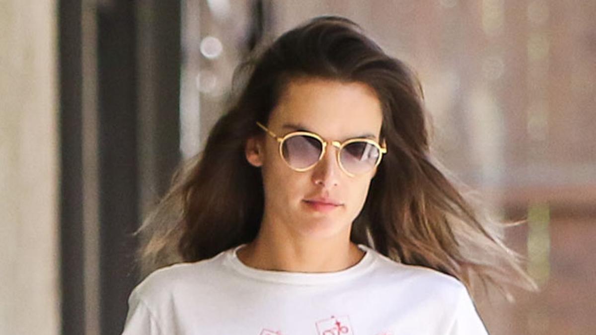 Alessandra Ambrosio luce una camiseta feminista