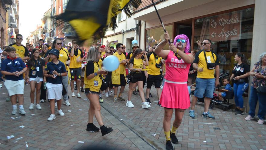 GALERÍA | Mucha fiesta en el desfile de las peñas de Benavente