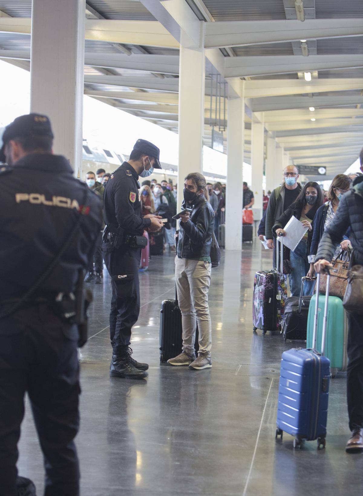 Controles de la Policía Nacional en la estación de Renfe en Alicante Controles de la Policía Nacional en la estación de Renfe en Alicante