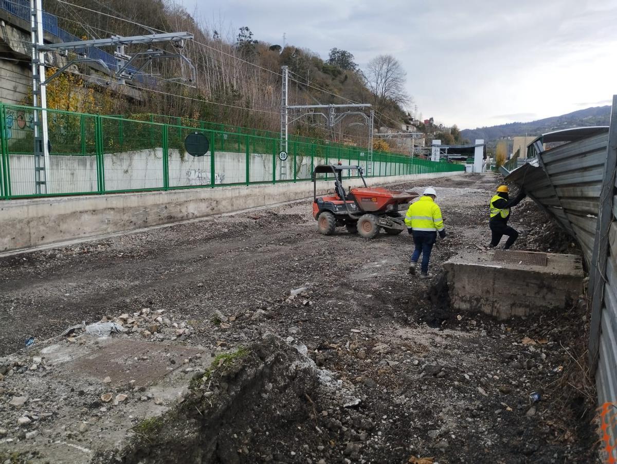 Trabajadores en la zona donde se está acondicionando el vial de acceso a los centros escolares de Los Llerones.