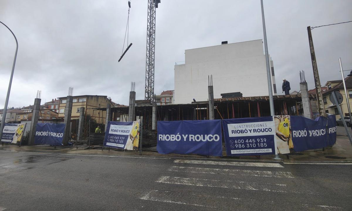 El edificio de viviendas que ya se está levantando en el ámbito, ayer. |  Gonzalo Núñez