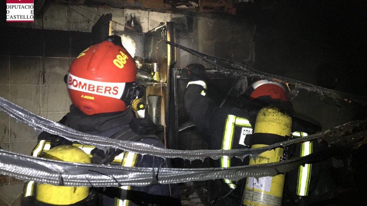 Importante incendio de madrugada en una vivienda unifamiliar de Vila-real