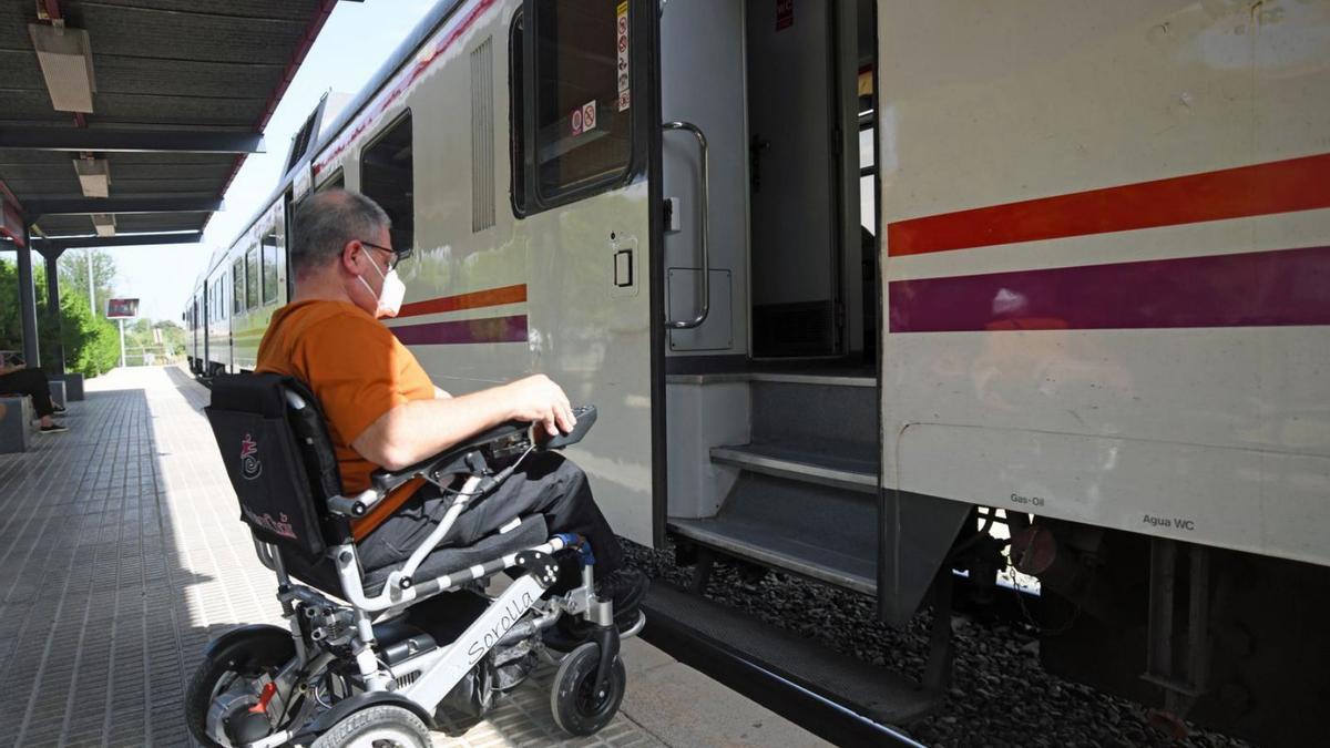 Un usuario en silla de ruedas trata de acceder al tren en Murcia. | ISRAEL SÁNCHEZ