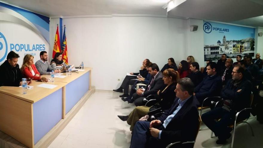 Una imagen del comité del PP de Orihuela con Bascuñana, en primera fila, al fondo