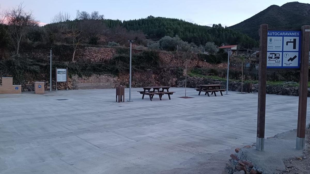 El parque de autocaravanas de Montán se ubica en un lugar muy próximo a la piscina y el polideportivo.