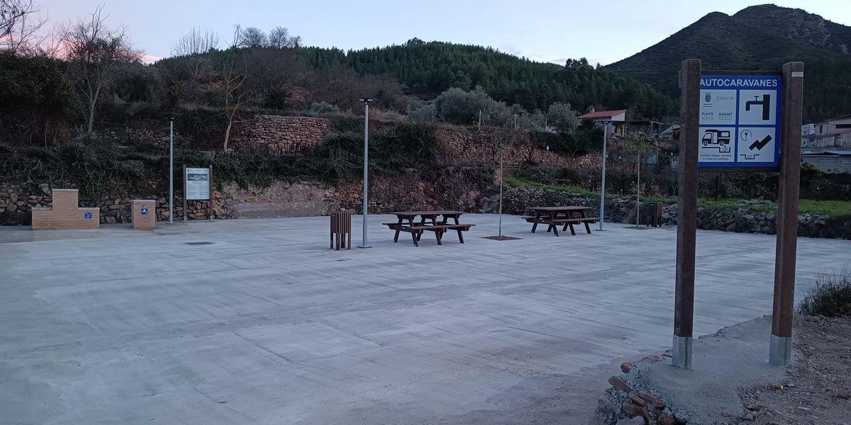 El parque de autocaravanas de Montán se ubica en un lugar muy próximo a la piscina y el polideportivo.