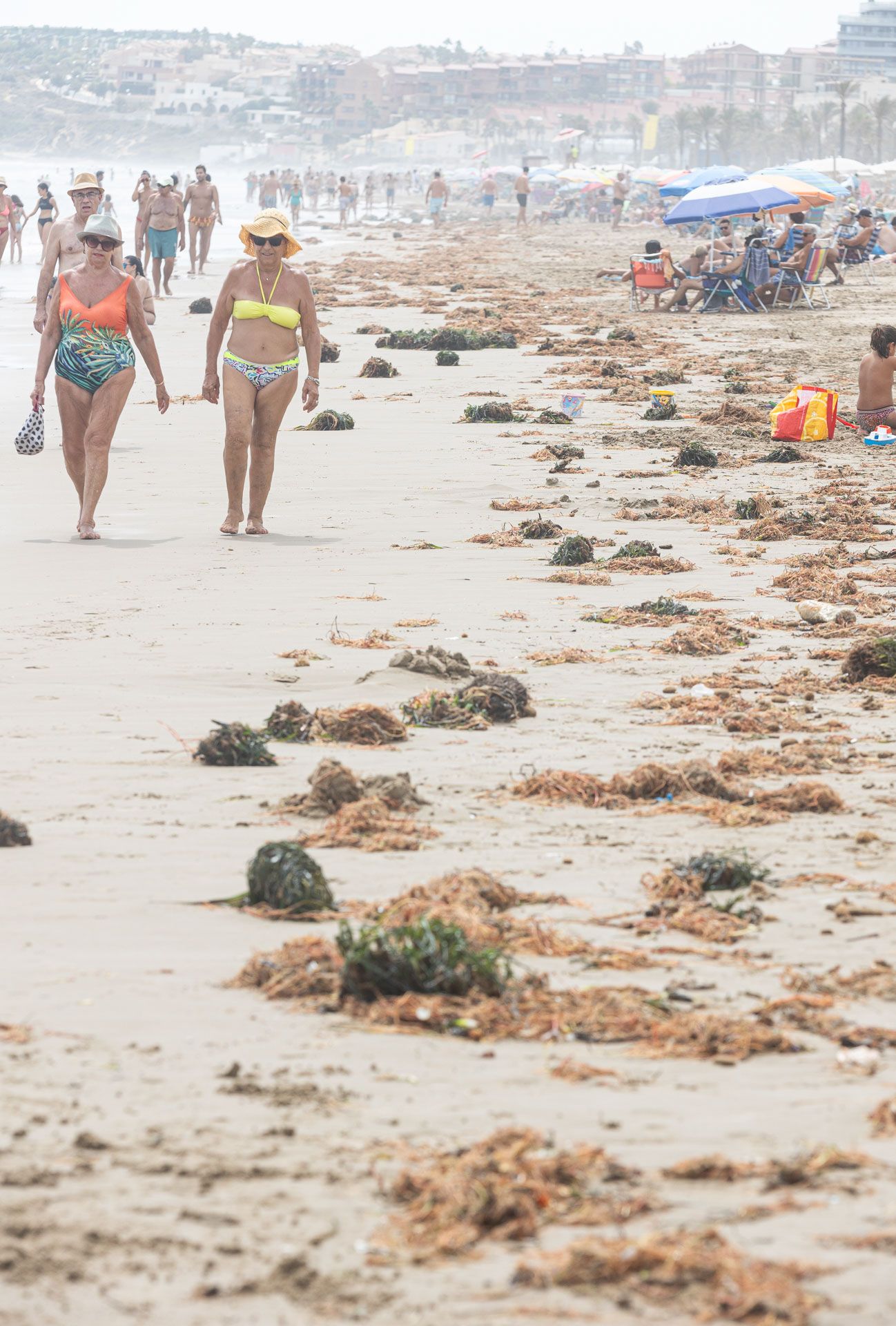 Los efectos del temporal continuan siendo visibles en Playa de San Juan