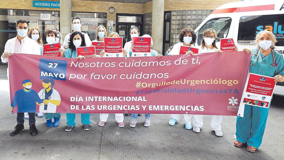 Protesta ante las puertas del hospital Clínico, este viernes.