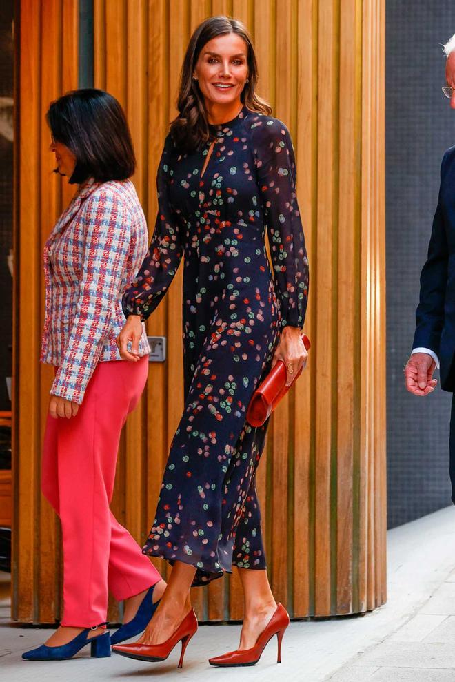 El look de la reina Letizia, con vestido de Massimo Dutti y accesorios de Magrit, en el acto institucional del Día Mundial de la Salud Mental