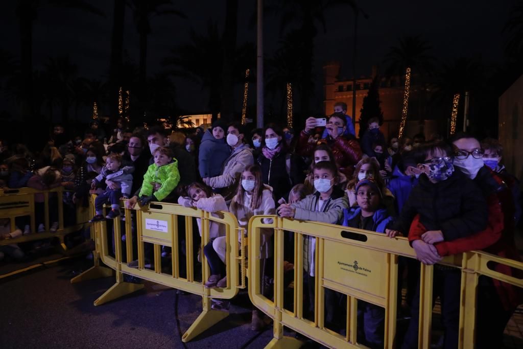 Los Reyes Magos recorren Palma en una Cabalgata sin caramelos y adaptada a la covid